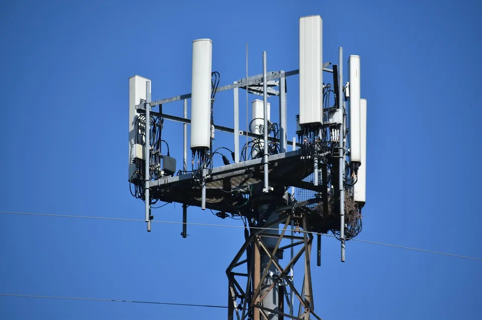 A mobile network antenna mast
